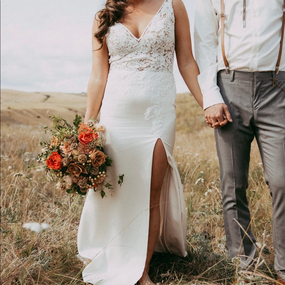 Paloma Blanca Wedding Dress
Size: 6 
Colour: Ivory
Material: Satin and Lace